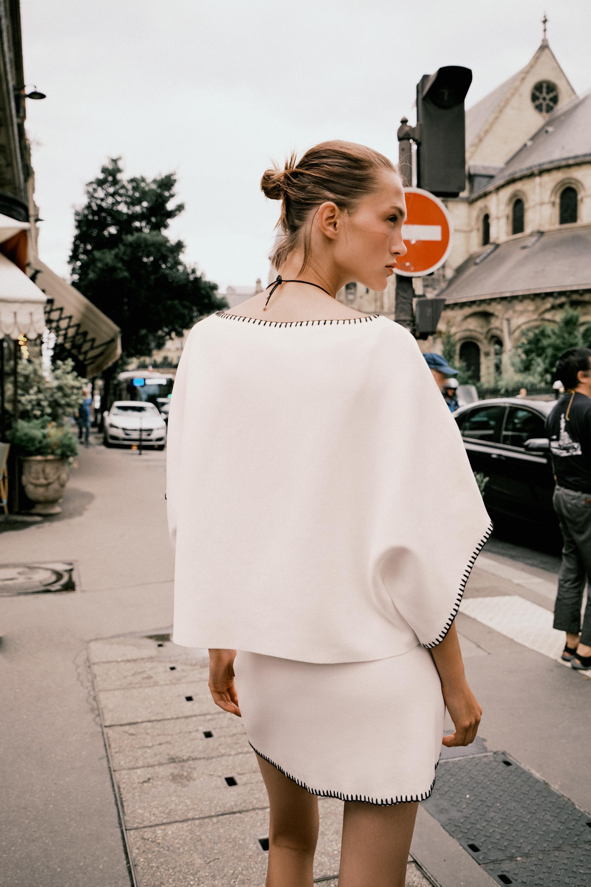 TOP EN MAILLE BRODERIES CONTRASTE